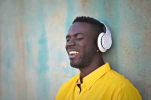 Homem com headphone sorrindo