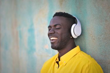 Homem com headphone sorrindo