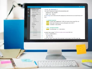 Imagem de um computador exibindo código HTML em uma tela, ilustrando a importância de textos alt text em imagens para acessibilidade e SEO.