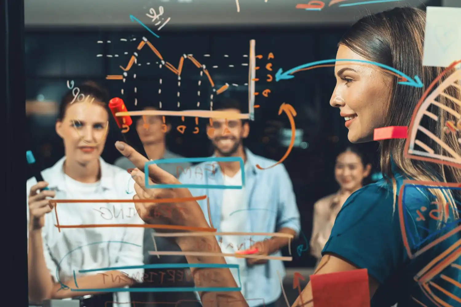 Profissional explicando a estratégia de diversificação de portfólio e o momento ideal para lançar novos produtos na indústria, com colegas atentos ao fundo.