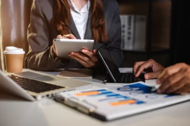 Gestores industriais analisando dados e discutindo estratégias para evitar os erros mais comuns na hora de escalar o negócio
