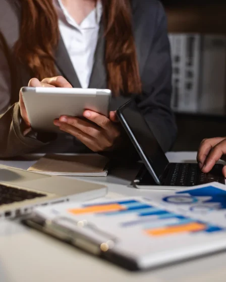 Gestores industriais analisando dados e discutindo estratégias para evitar os erros mais comuns na hora de escalar o negócio