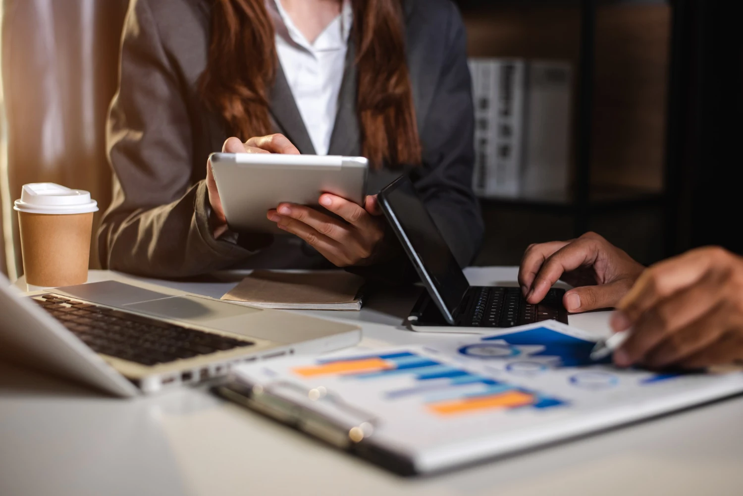 Gestores industriais analisando dados e discutindo estratégias para evitar os erros mais comuns na hora de escalar o negócio